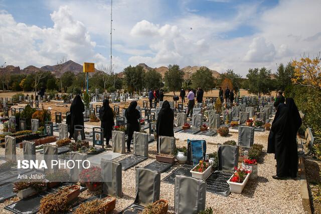 زیارت دوباره اهل قبور در آرامستان باغ رضوان اصفهان