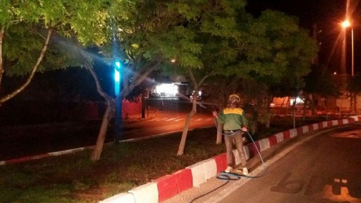 آغاز عملیات سمپاشی درختان در شهر مهاباد شروع عملیات سمپاشی درختان در شهر مهاباد