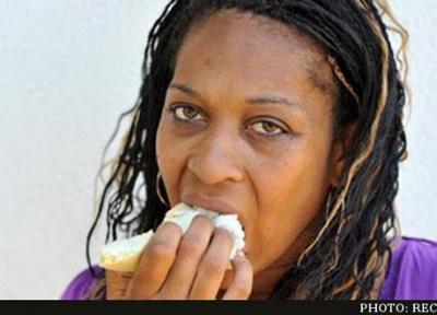 اعتیاد زن آمریکایی به خوردن مبل!