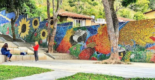 تصاویر ، نقاشی با ابزاری عجیب روی دیوار یک شهر ، دیوار 270 متری رنگی رنگی را ببینید