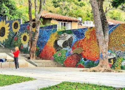 تصاویر ، نقاشی با ابزاری عجیب روی دیوار یک شهر ، دیوار 270 متری رنگی رنگی را ببینید