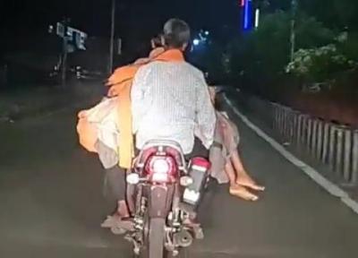 صحنه ای عجیب و دردناک از حمل جنازه یک دختر با موتورسیکلت!