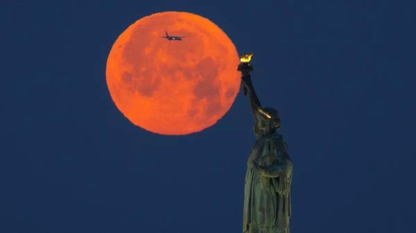عکس ، ماه توت فرنگی از نگاه عکاسان در سراسر دنیا