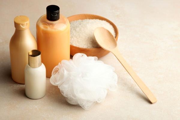 فواید ریختن نمک در شامپو برای مو