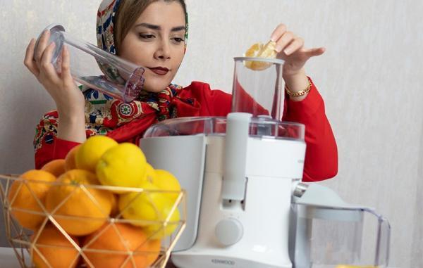 جعبه گشایی و بررسی آبمیوه گیری کنوود مدل JE680 جعبه گشایی و آنالیز آبمیوه گیری کنوود مدل JE680